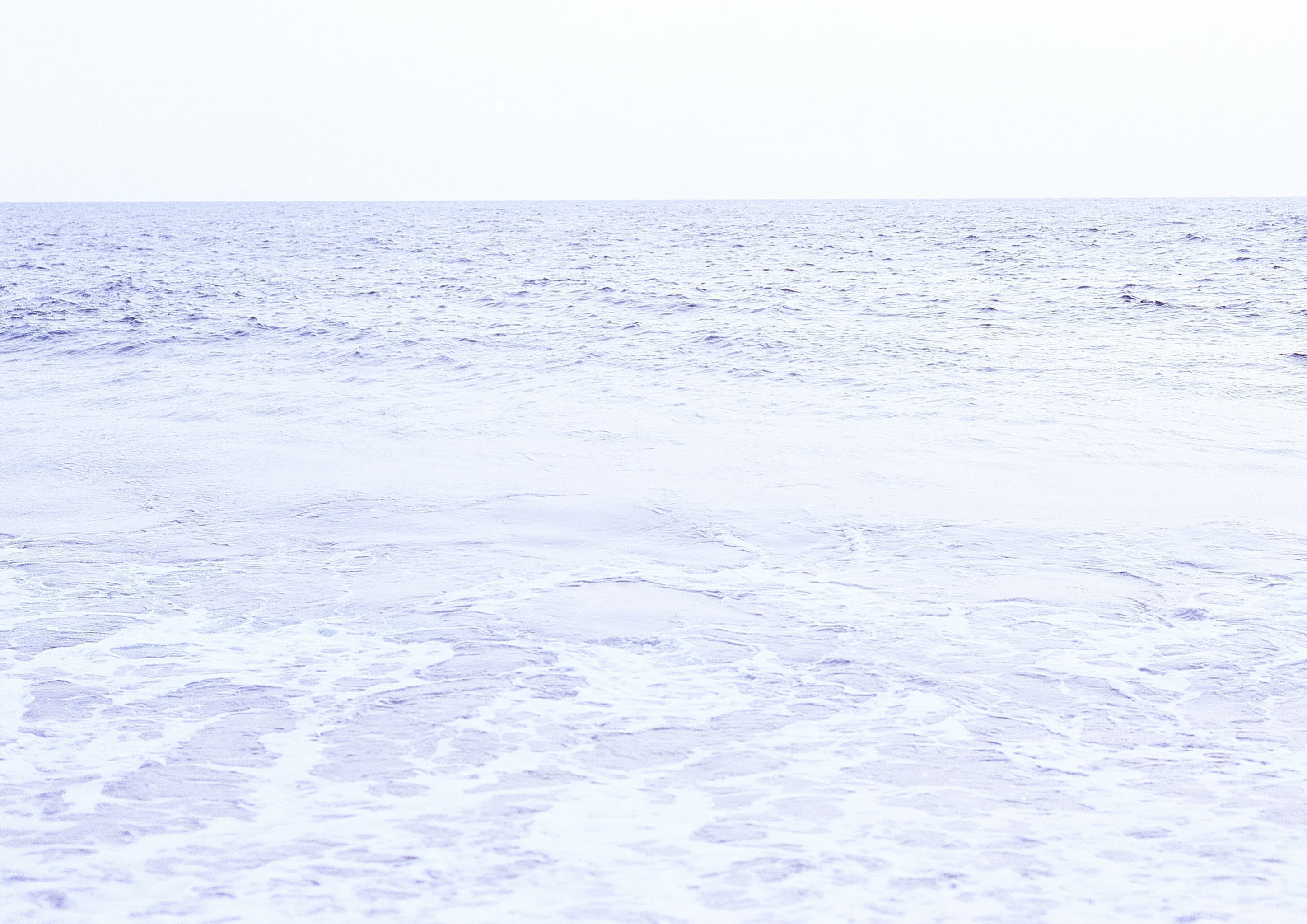 中田島砂丘の波打ち際。フォトグラファーの感性の原点である静謐な風景が、ブランドの目指すべき『余白のある美しさ』を定義する