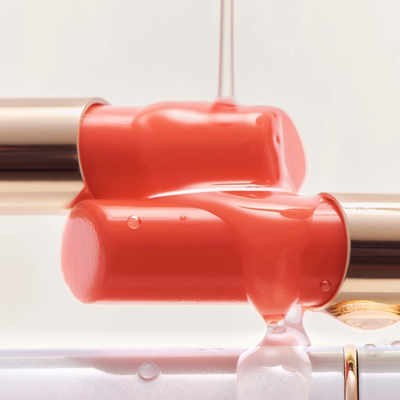 とろけるようなリップのテクスチャを強調したイメージ写真