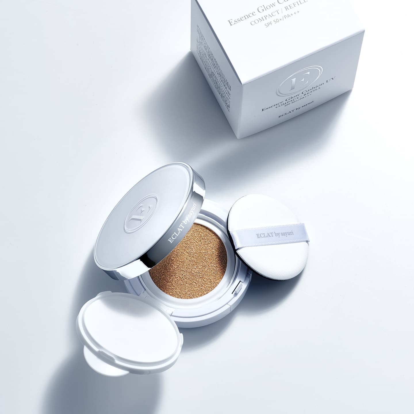 ファンデーション 全体的に薄めのブルーのトーンを聞かせ清潔感と素敵な空気感を演出