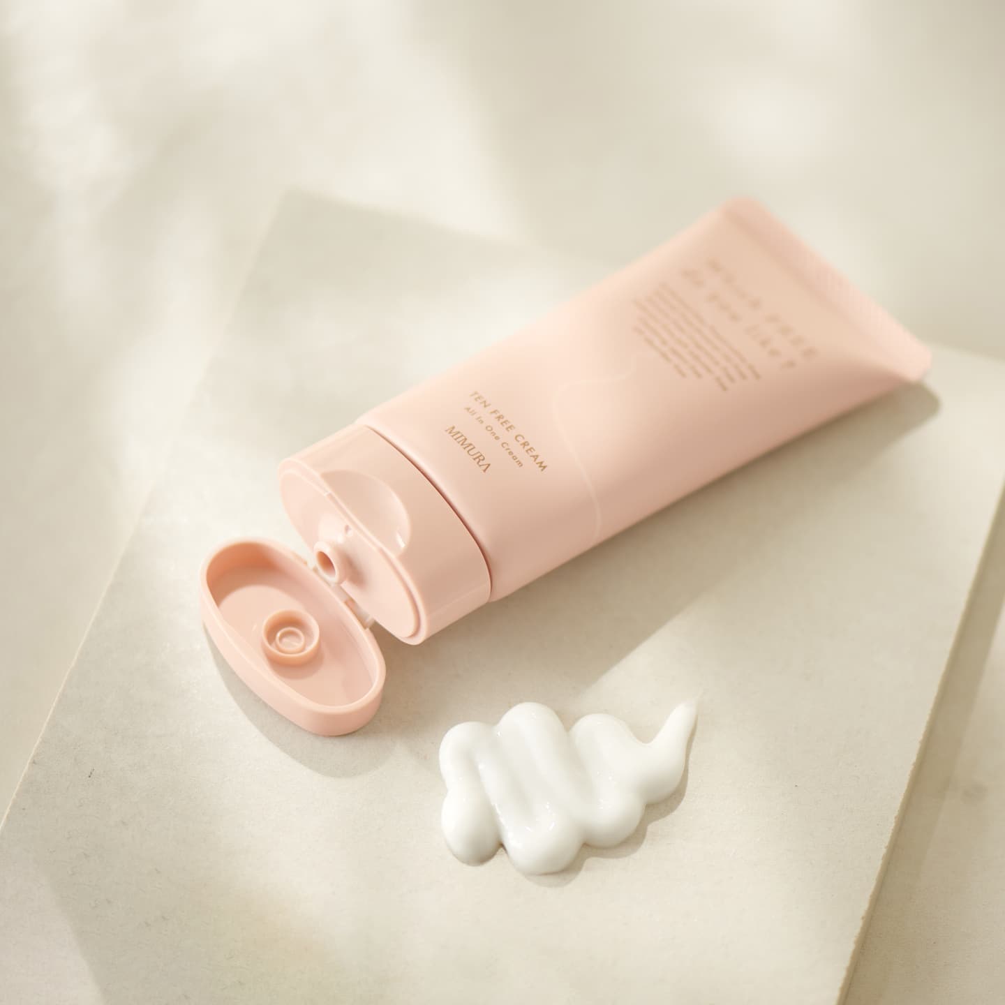 商品とテクスチャを配置して柔らかな光で撮影した写真