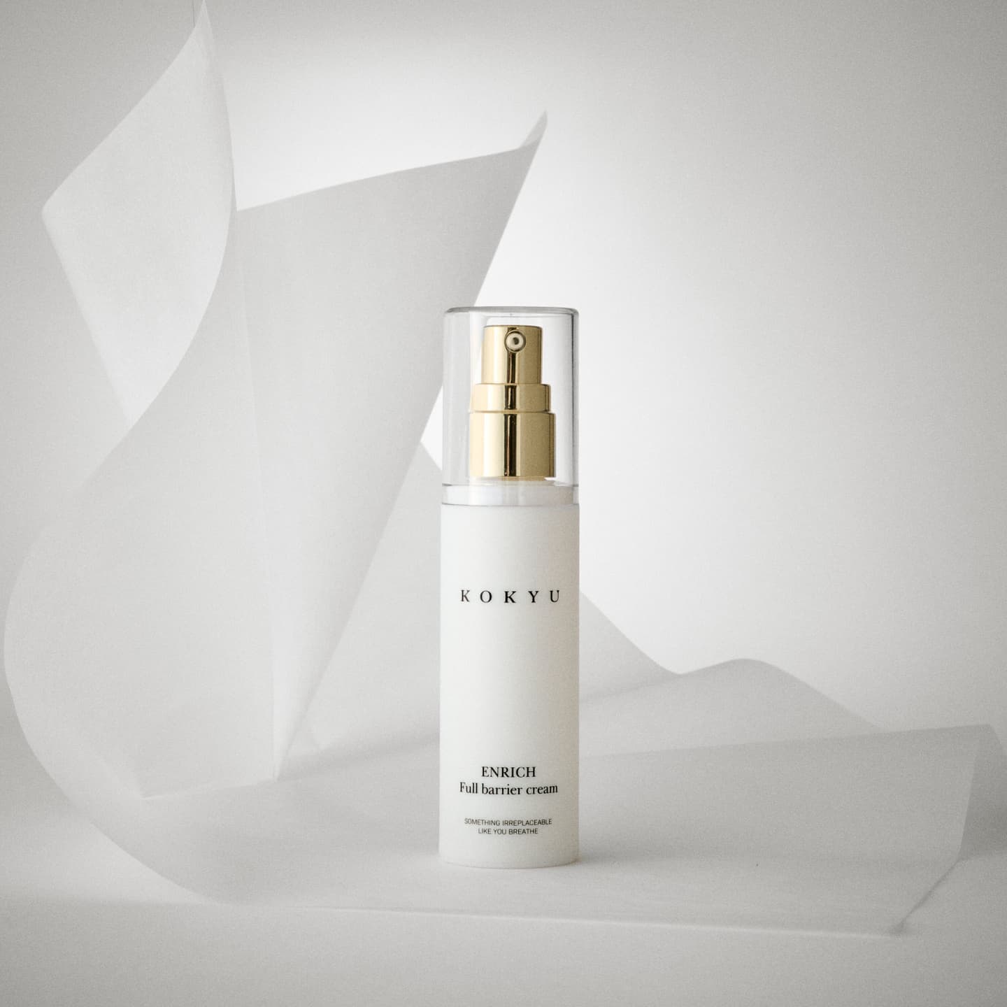 柔らかな陰影で商品のボトルが浮き出るようにライティングを設計した写真