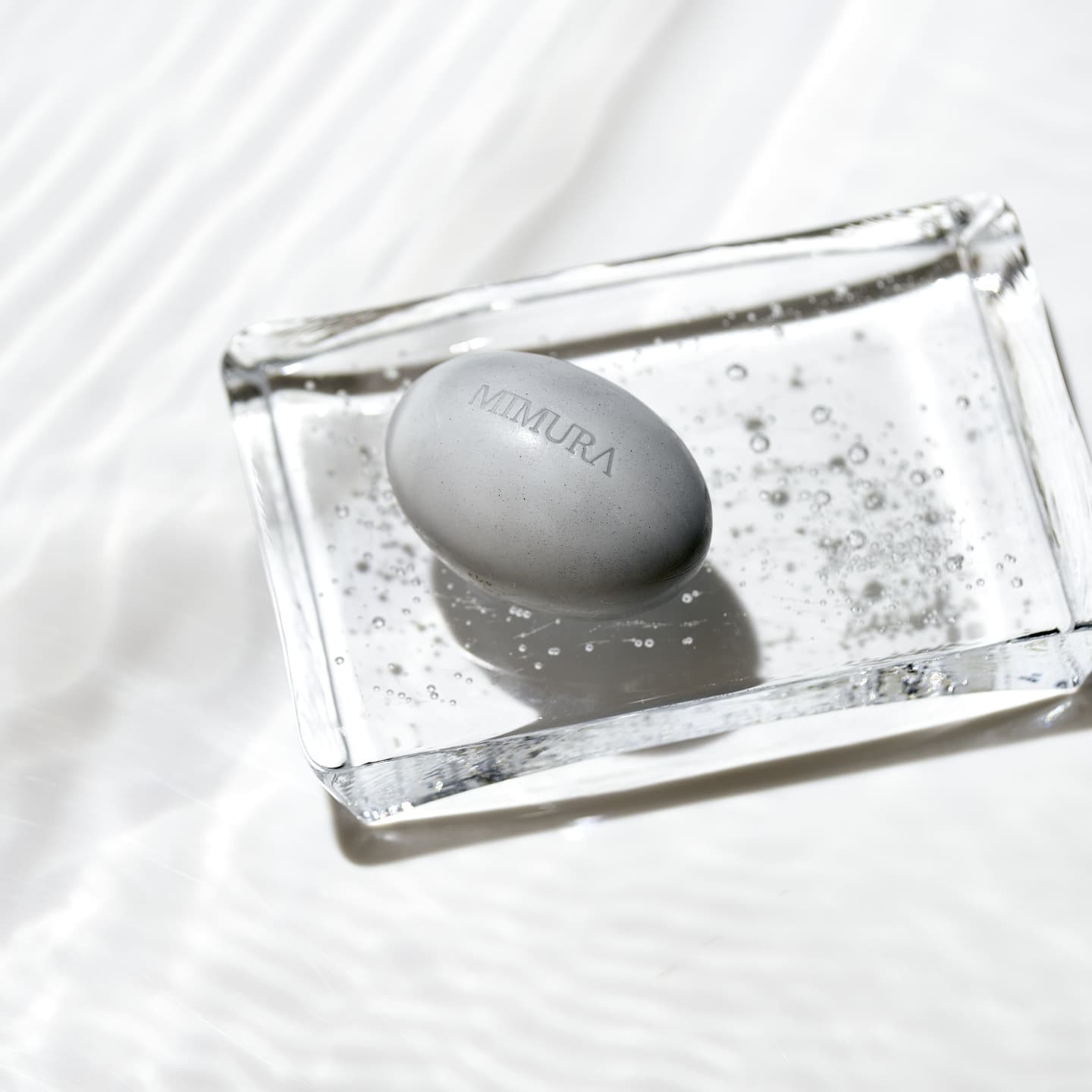 透明感と潤いと清潔感をモノトーンで構成した石鹸の撮影