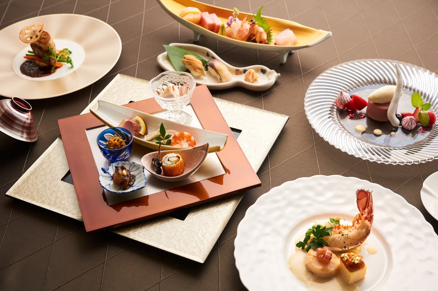 高級レストランのフルコース料理、精密なライティングでテーブル全体の色彩と質感を統一したテーブルフォト・集合カット