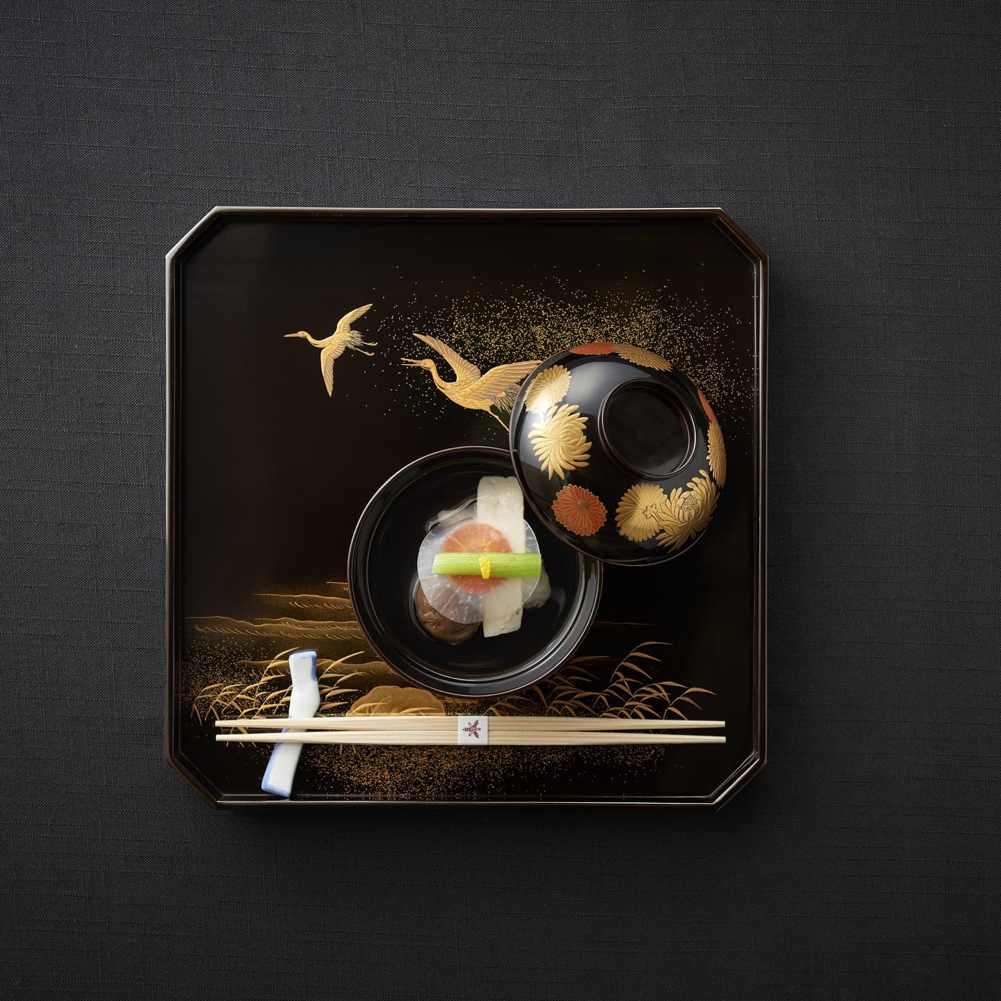 伝統的な蒔絵の漆器に盛り付けられた繊細な椀物、静謐な美しさと職人技を強調した真俯瞰からの料理撮影