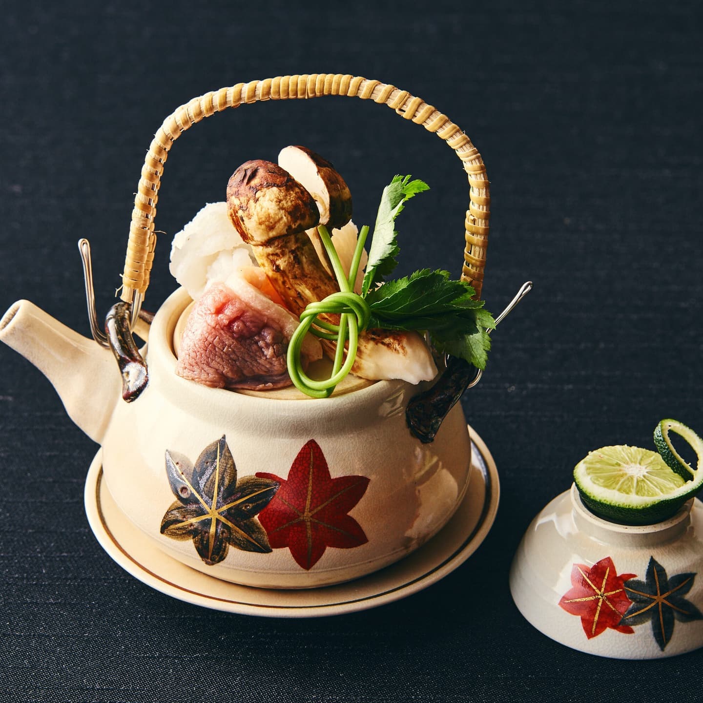 秋の味覚を象徴する松茸の土瓶蒸し、素材のボリューム感と器の意匠を際立たせた格調高い和食撮影