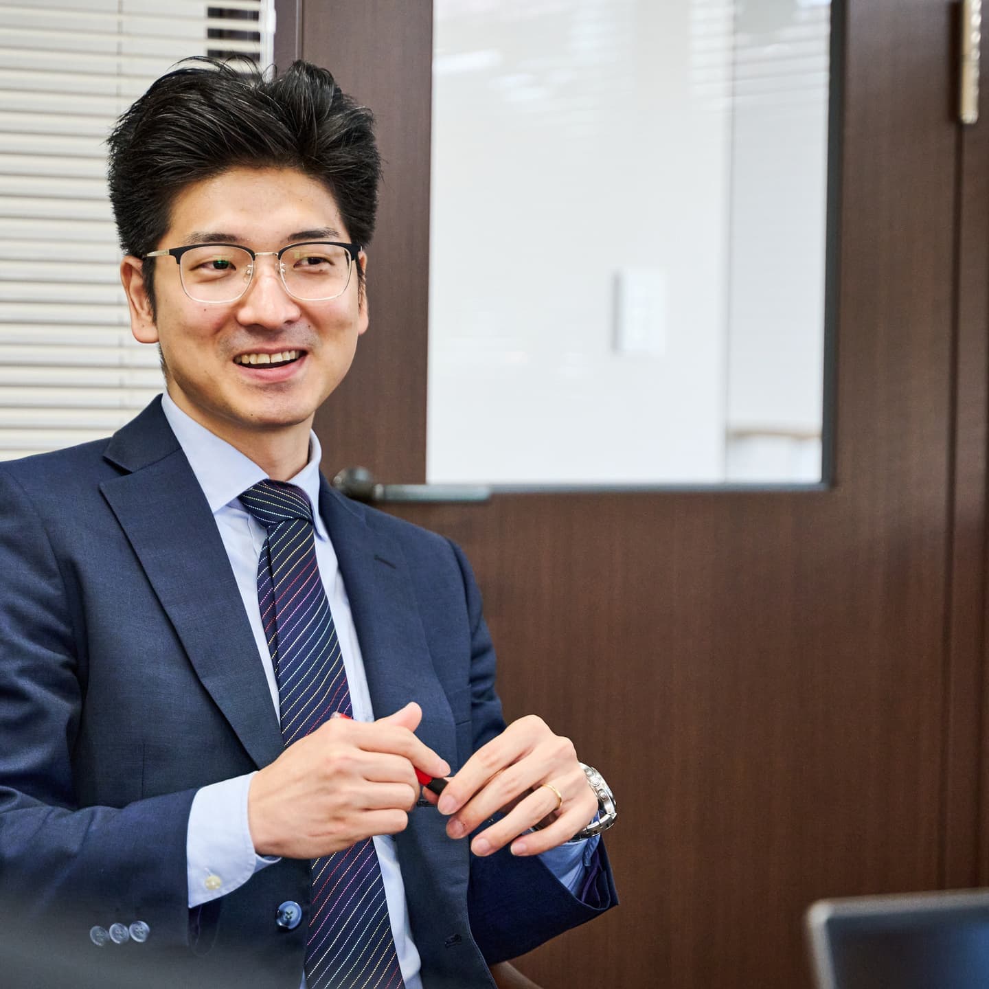 ビジネスインタビュー撮影：自然な表情を引き出すライティングと構図。対談中の男性実業家のポートレート