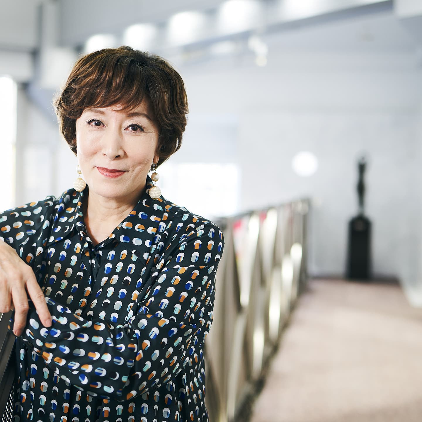 環境光とストロボを調和させたクリーンなポートレート。質感を損なわない繊細なレタッチと、ブランドの品格を高めるビジュアル・ディレクション。