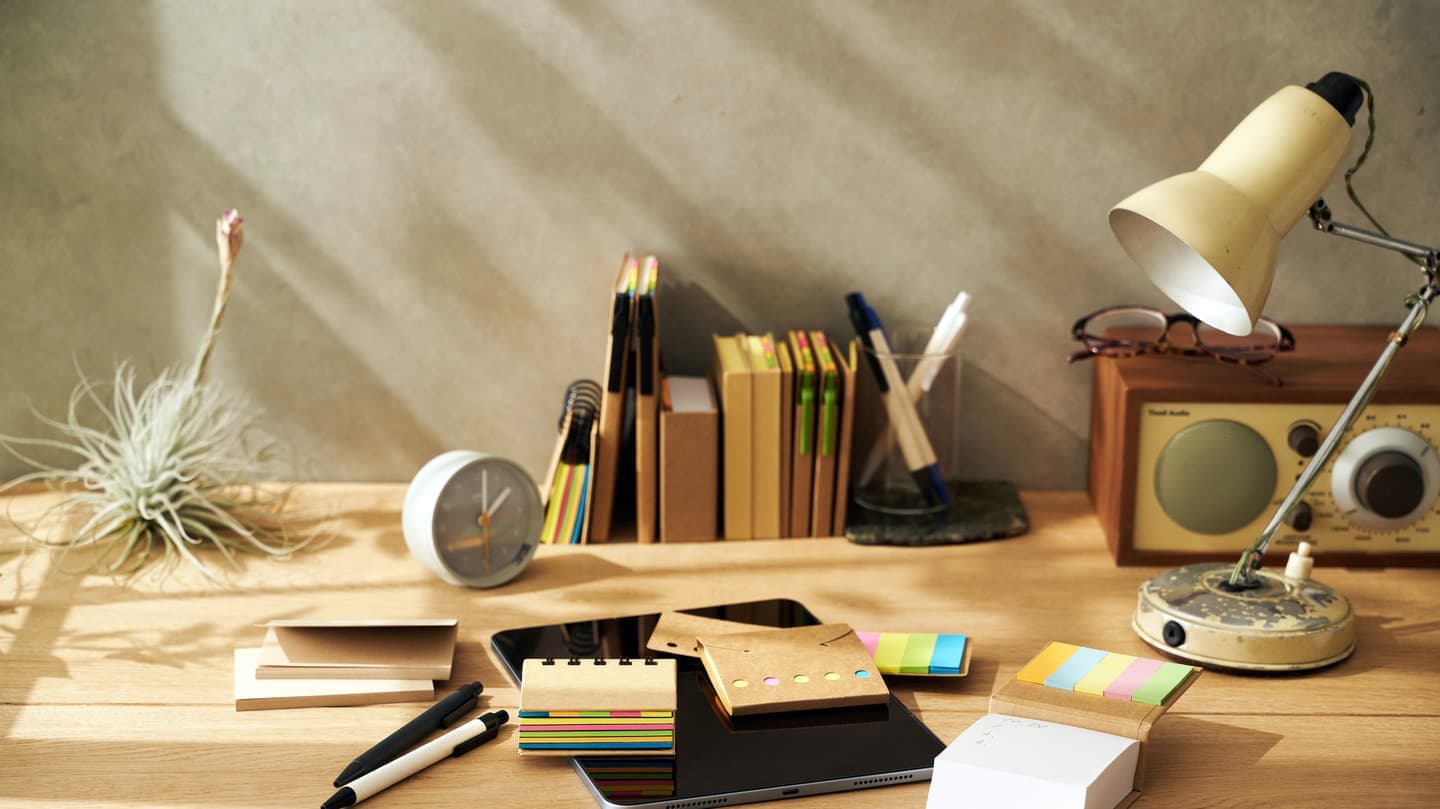大阪のスタジオで撮影された、自然光が差し込むデスク周りの商品撮影。文房具やガジェットを用いたライフスタイル・スタイリング。