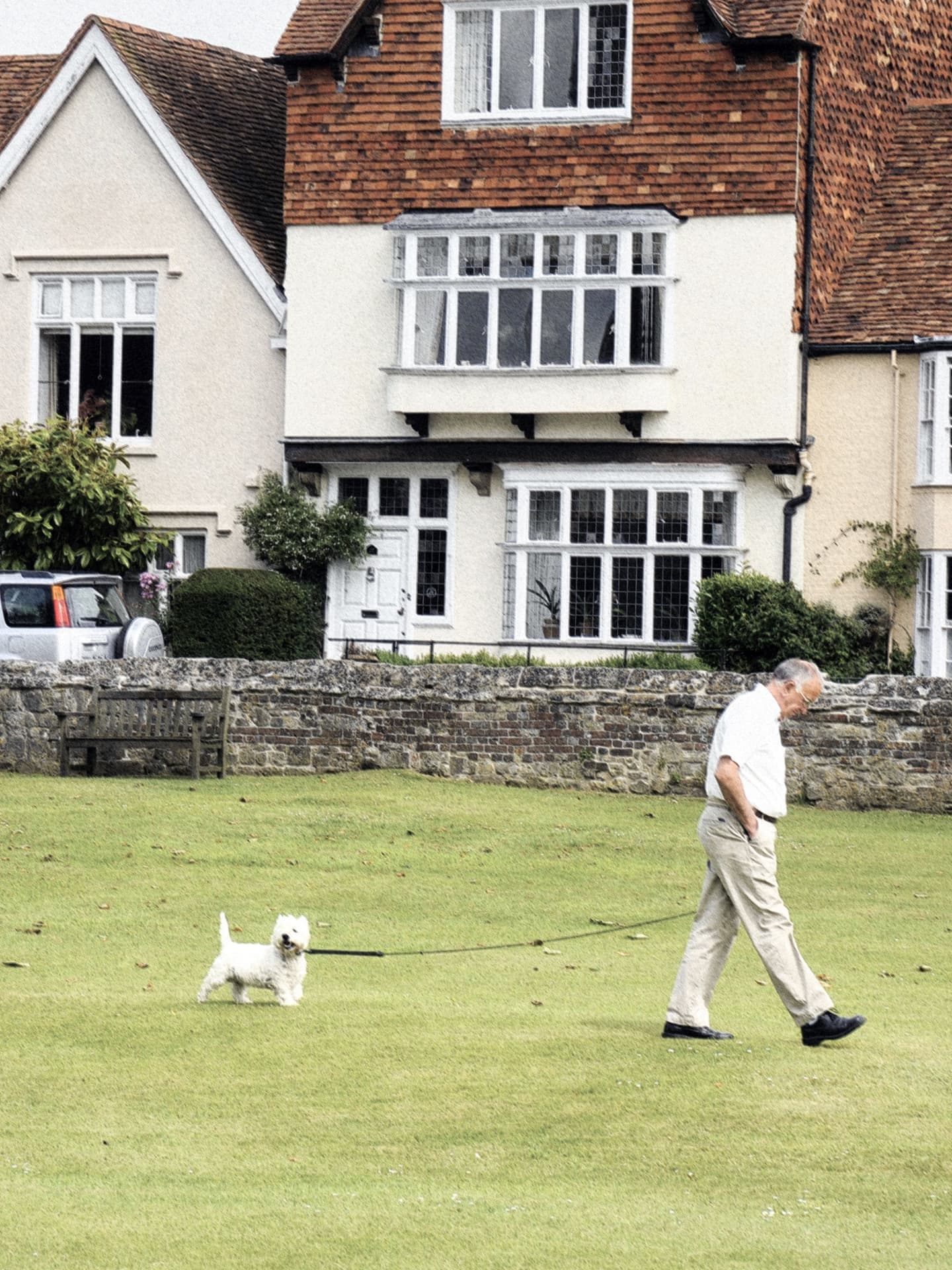 大阪のスタジオが提案するブランドビジュアル撮影。英国風の建物を背景に、愛犬と穏やかな時間を過ごす日常。D2Cブランドが目指す豊かなライフスタイルを象徴する一枚。