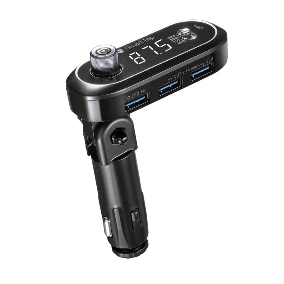 白背景で撮影されたFMトランスミッターのプロダクト写真。精密なボタンの質感や液晶表示、各端子のディテールまで鮮明に捉えた、ECサイトやカタログに最適な高精細な物撮りカット。