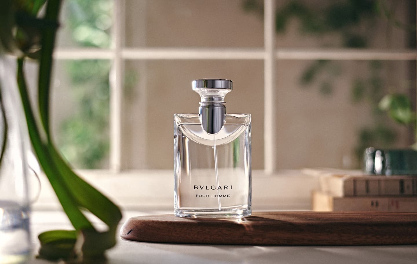 窓際の柔らかな光に包まれた香水ボトルのブランドビジュアル撮影。30代女性向けの清潔感あるライフスタイル・ナラティブを表現。