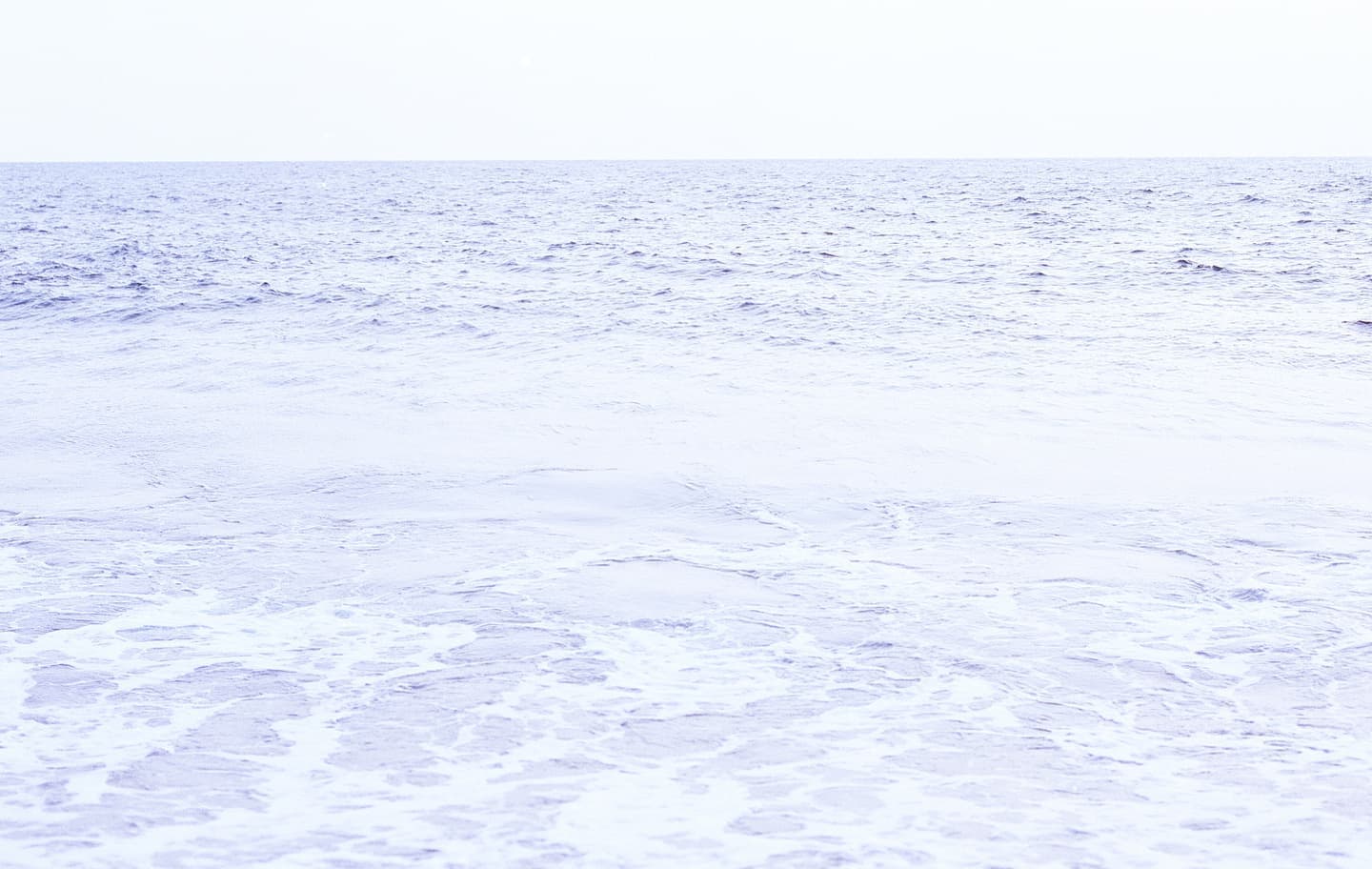 故郷・中田島砂丘の波打ち際。自身の原風景へのリスペクトを込め、当時の記憶を呼び起こすような淡く儚い色彩で表現した風景ビジュアル